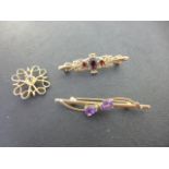 Three 9ct yellow gold brooches - Weight approx.