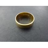 A wide 18ct gold wedding band fully hallmarked - weight approx 9.