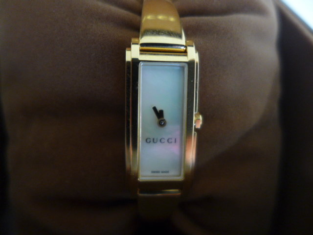 A gold plated Gucci ladies watch in stainless steel case - requires new battery - Image 2 of 3