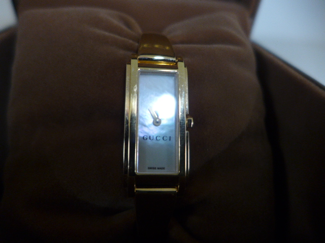 A gold plated Gucci ladies watch in stainless steel case - requires new battery - Image 3 of 3