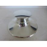 A silver capstan desk inkwell - Diameter 13cm - with replacement well