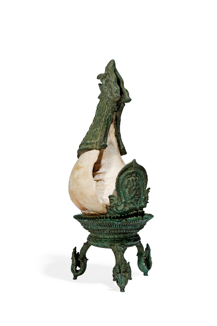 A KHMER BRONZE-MOUNTED BAYON-STYLE RITUAL CONCH SHELL, LATE 12TH/EARLY 13TH CENTURY The shell