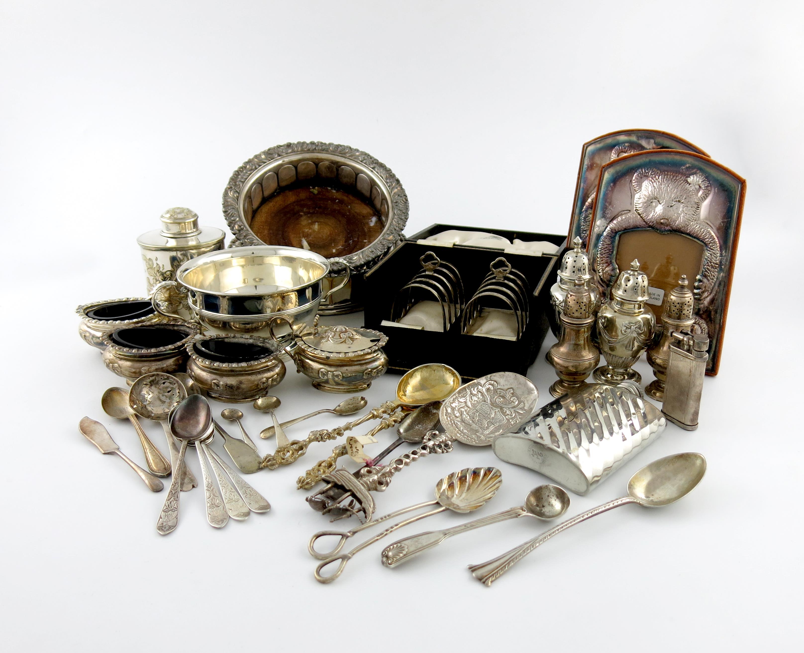 A mixed lot, comprising silver items: a cased pair of toast racks, Sheffield 1934, a two-handled