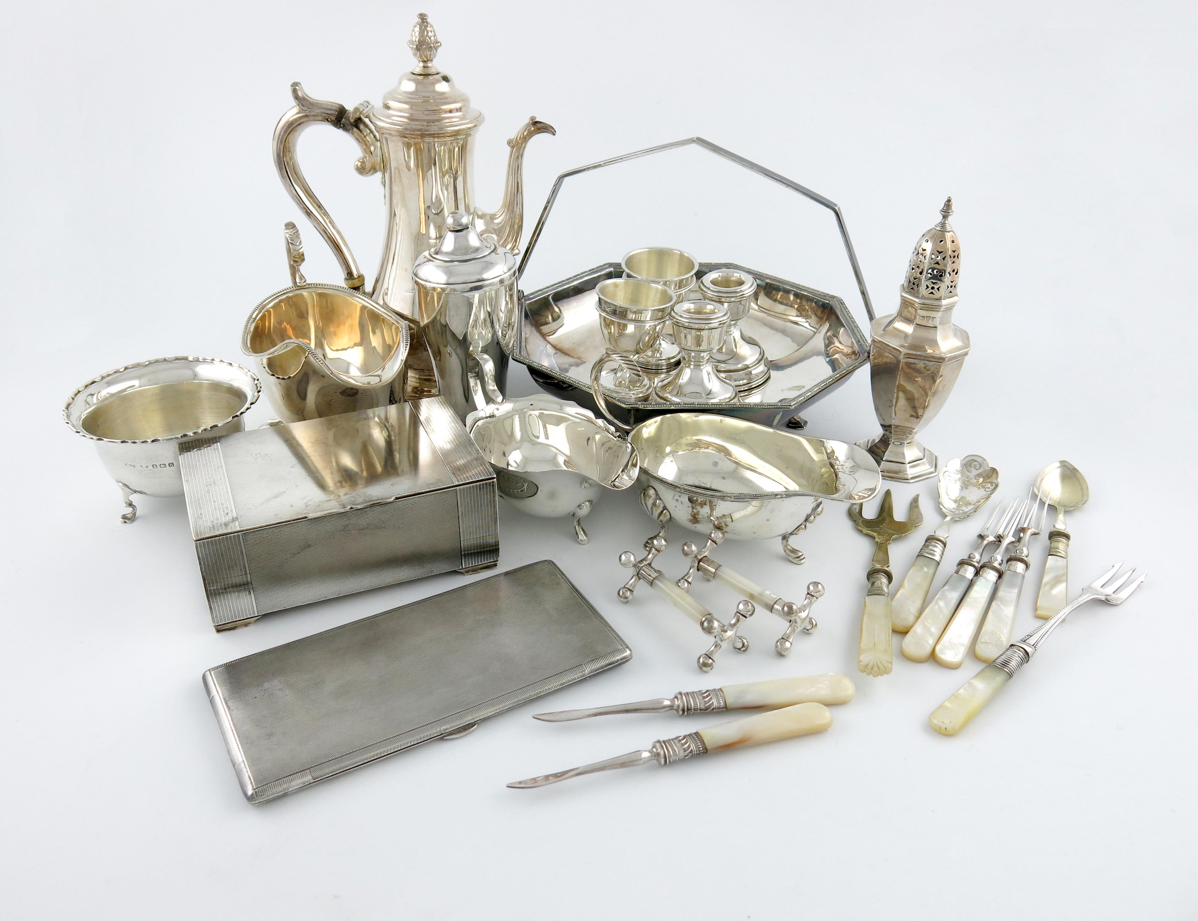 λ A mixed lot, comprising silver items: a sauce boat, of oval form, Birmingham 1938, a sugar