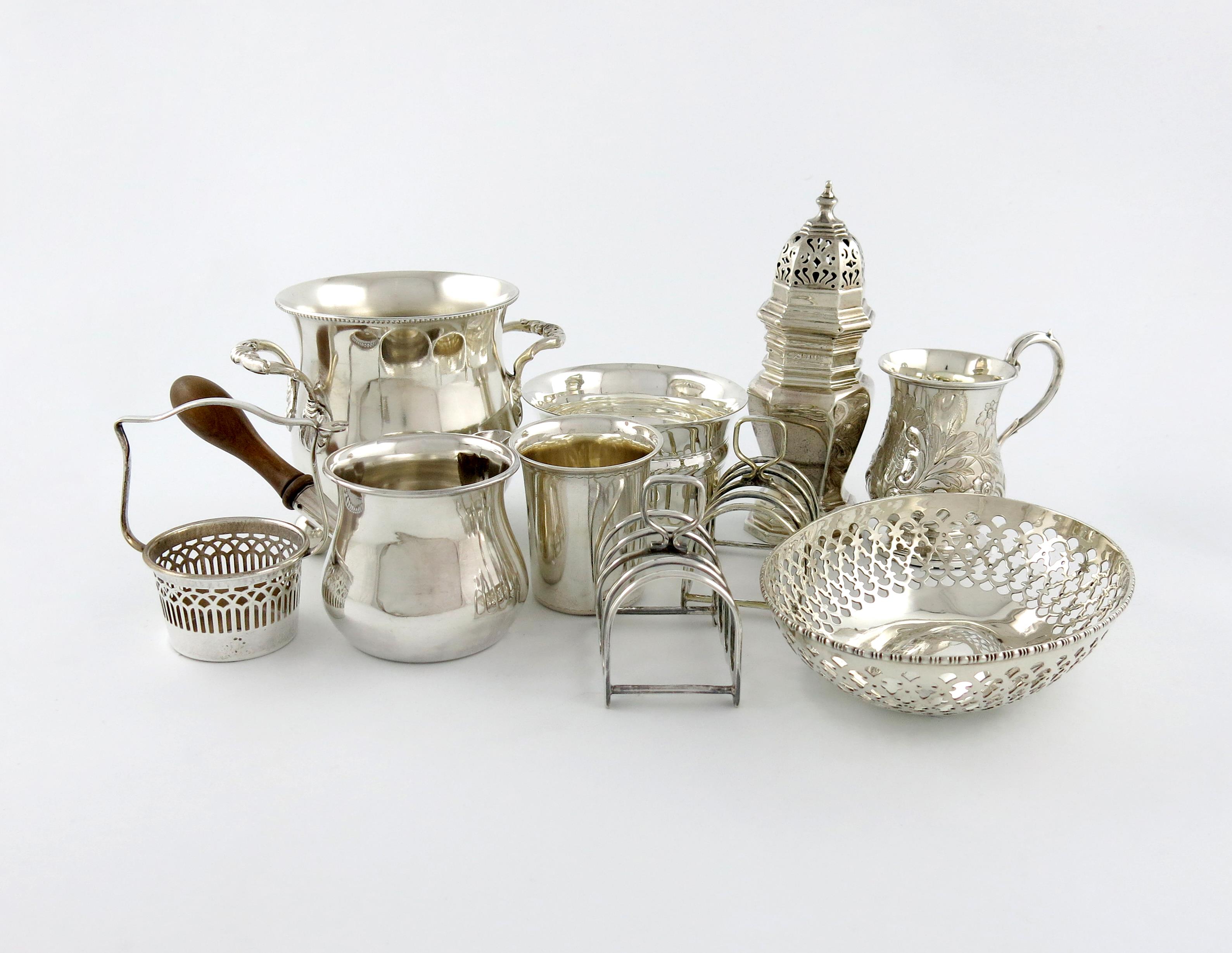 A mixed lot, comprising silver items: a sugar caster, by The Barnards, London 1923, octagonal