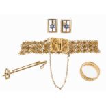 A gold filigree bracelet, 27g, 19cm. With a gold bar brooch designed as a ski pole, 3.2g, a