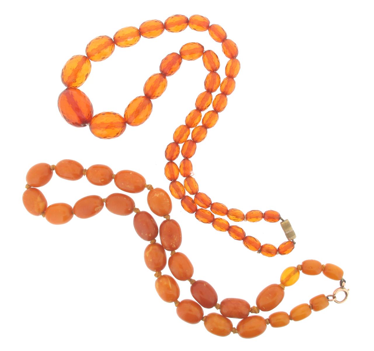 A single row graduated amber bead necklace, the oval beads graduate from 0.8 to 1.5cm. 31.2g,