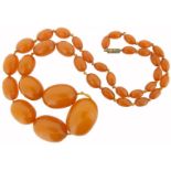 A single row graduated amber bead necklace, 71g, 75cm.