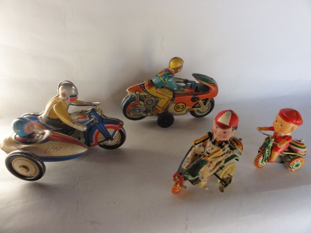 A selection of vintage toys to include a pair of clockwork printed tin models of lapping trains - Image 2 of 2