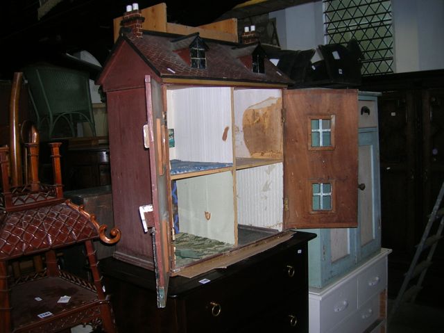 A vintage childs dolls house timber framed with hand painted simulated red brickwork façade - Image 2 of 2