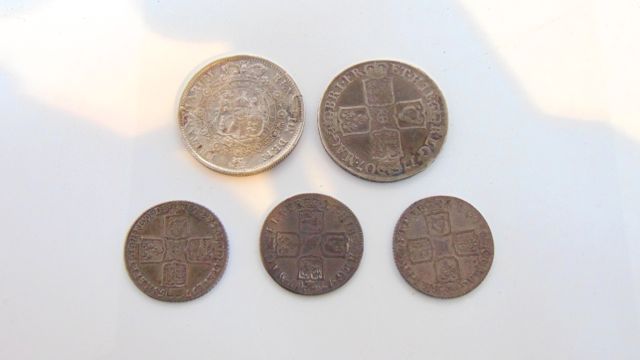 A Queen Anne silver half crown - Post Union, Sexto 1707, 2 Queen Anne shillings 1709 & 1711, A - Image 2 of 2