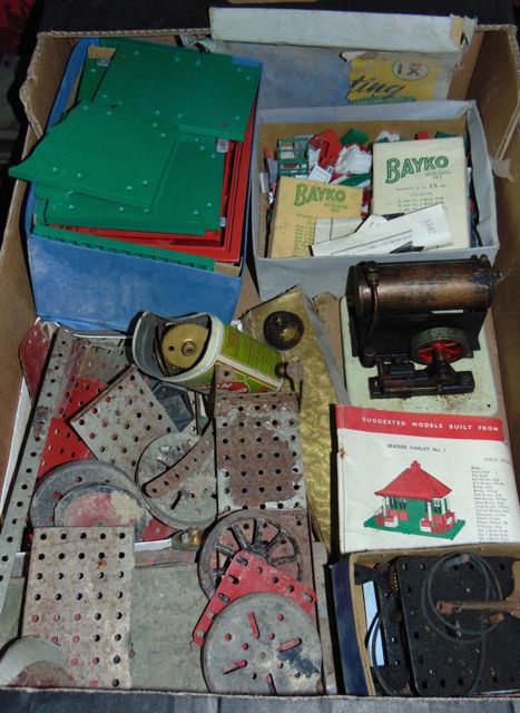 Vintage construction toys to include a boxed Bayko 2X building set, a boxed standard steam engine