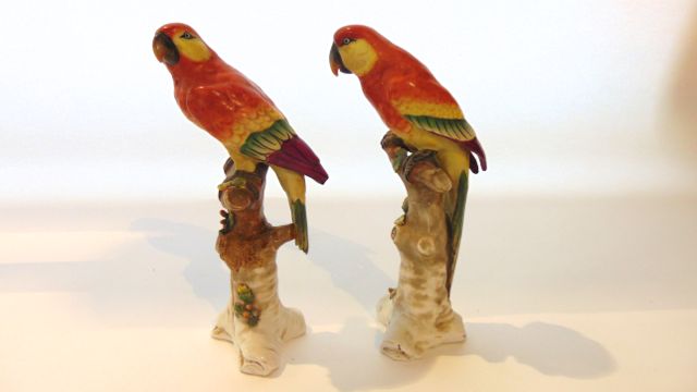 A pair of Samson type models of parrots with red, yellow and green plumage, both perched on branches - Image 4 of 4