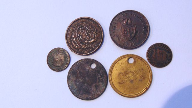 A B & B Co copper one penny token 1811, Canadian bank token 1 penny, a 1662 Bristol farthing, - Image 2 of 2