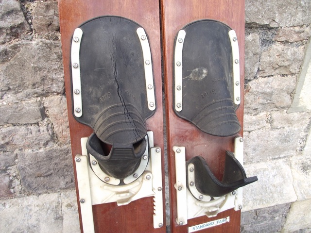 A pair of vintage Borden Estuary brand wooden water skis - Image 2 of 2