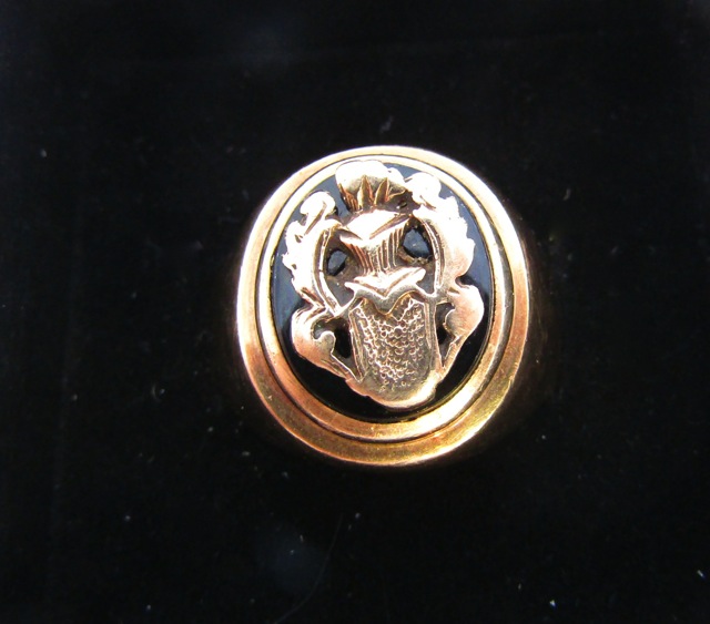 A gentleman's signet ring, the central oval onyx plaque mounted with a gold crest, in 9ct gold, size - Image 2 of 2