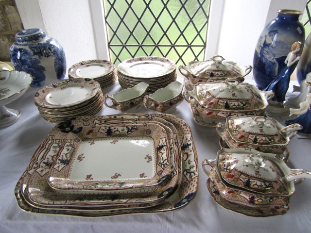 A quantity of late Victorian Cypress pattern dinnerwares with printed and infilled border decoration