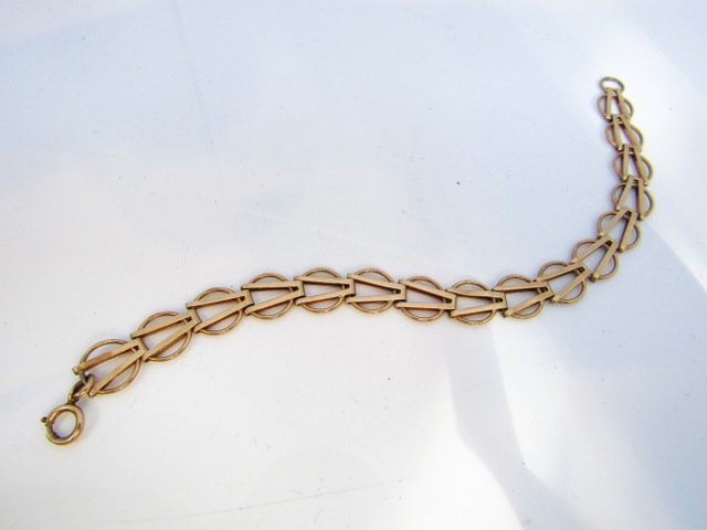 A 9ct gold bracelet, composed of stylised circular links, 8.2g