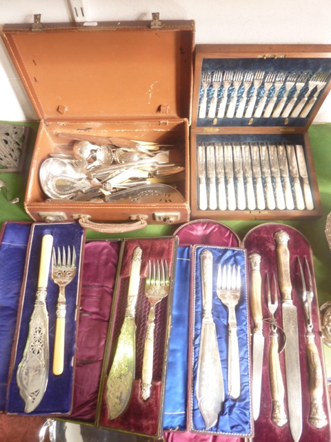 A selection of cased silver plated cutlery to include a good quality set of six fruit knives and