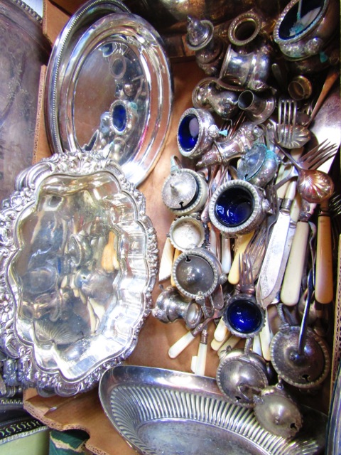 An extensive collection of silver plated wares to include various large serving trays, tureens, a - Image 3 of 3