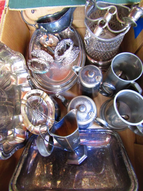 An extensive collection of silver plated wares to include various large serving trays, tureens, a - Image 2 of 3