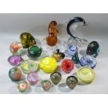 22 ASSORTED GLASS PAPERWEIGHTS INCLUDING MDINA AND CAITHNESS