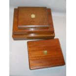 MAHOGANY CUTLERY BOX WITH BLUE BAIZE LINING CONTAINING A SET OF PLATED DESSERT KNIVES (5.6 cm x 29.2