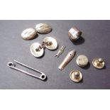 PAIR OF 15K GOLD CUFFLINKS (14g), 18CT GOLD STUD SET (2.7g), 9CT GOLD TIE PIN (1.3g) AND A SMALL