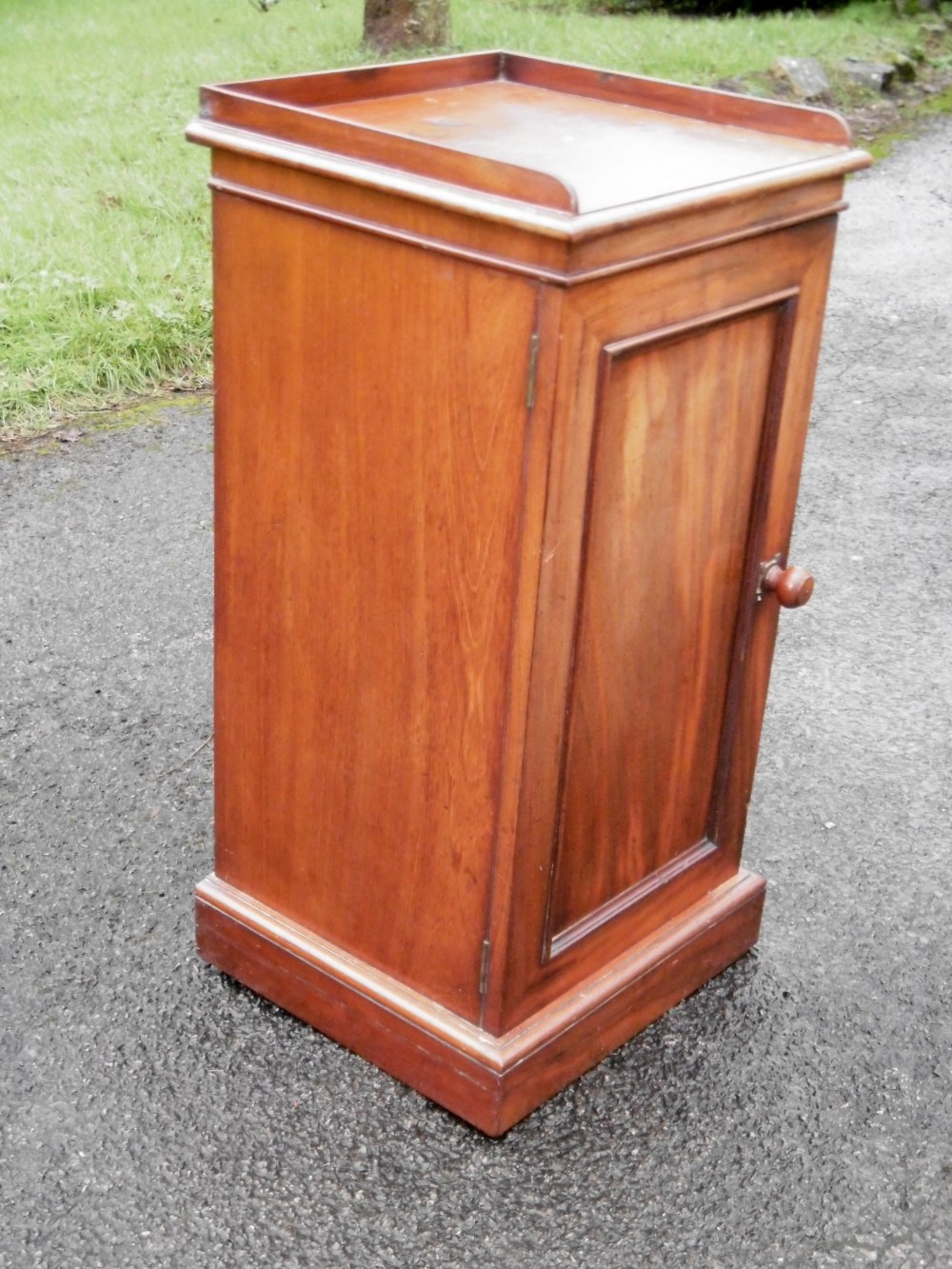 VICTORIAN MAHOGANY BEDSIDE CUPBOARD (81 cm x 40 cm x 38 cm) - Bild 2 aus 6