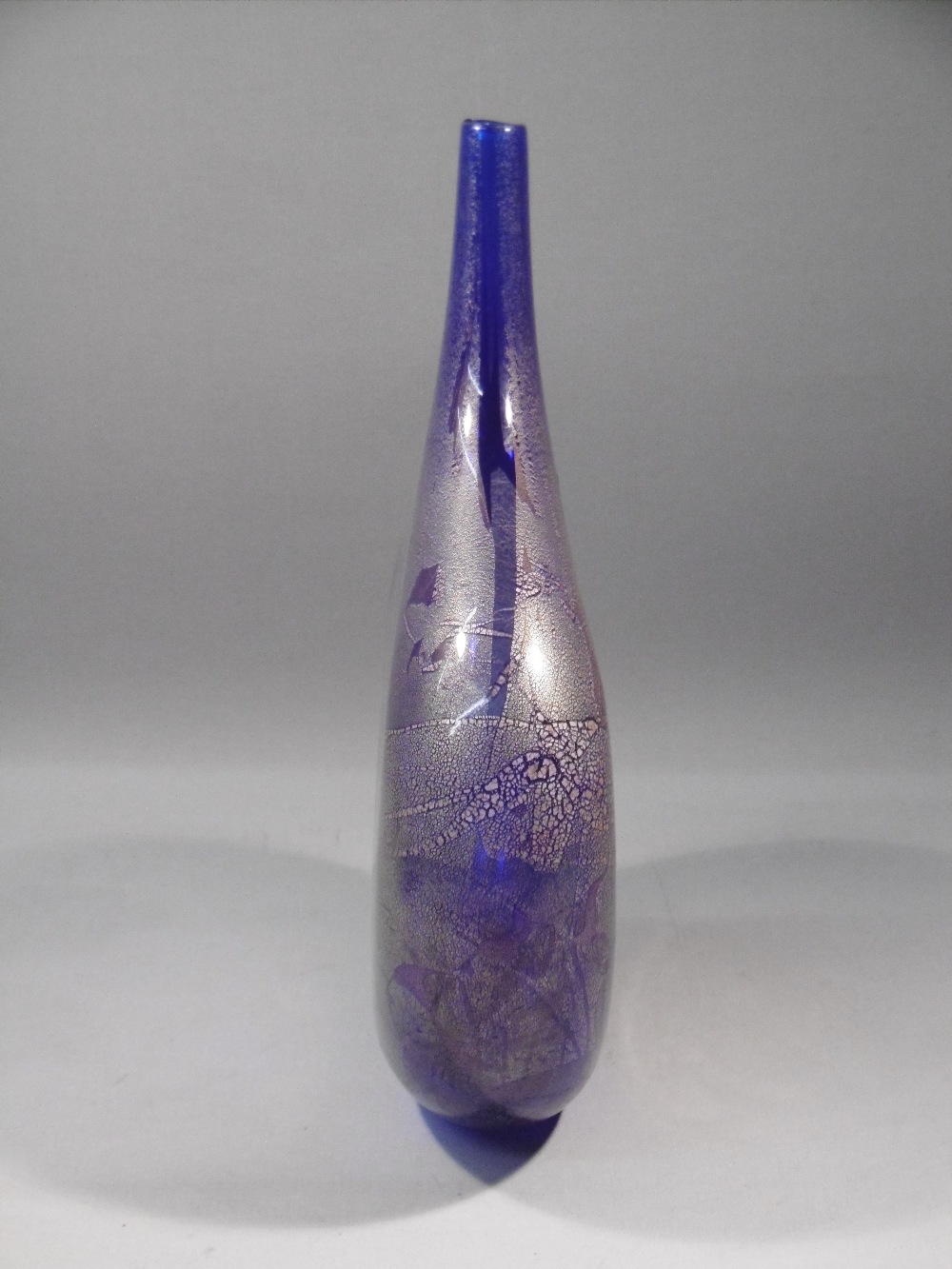 ISLE OF WIGHT GLASS BLUE AND GOLD TEAR DROP VASE (H: 24.2 cm) - Bild 5 aus 10