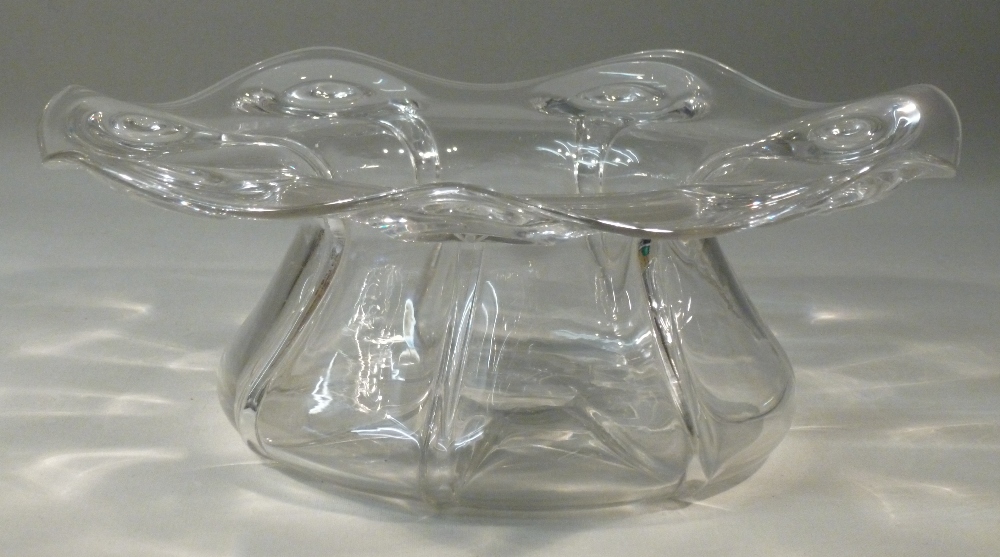 ART NOUVEAU STYLE CLEAR GLASS BOWL WITH FOLD OVER RIM AND TRAILED GLASS DESIGN (H: 10 cm), THREE - Bild 9 aus 16