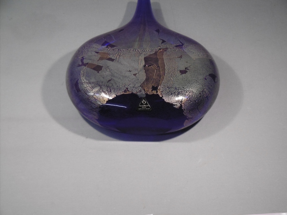 ISLE OF WIGHT GLASS BLUE AND GOLD TEAR DROP VASE (H: 24.2 cm) - Bild 9 aus 10