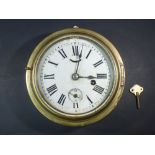 BRASS SHIP'S CLOCK (DIAL DIA: 15 cm, OVERALL: 19 cm)