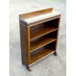 GEORGE V OAK BOOKCASE WITH A 'GREEK KEY' FRIEZE AND 2 ADJUSTABLE SHELVES (97 cm x 76 cm x 24 cm)