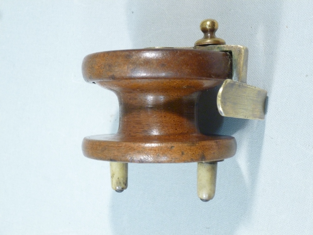 EARLY C20th MAHOGANY FLY FISHING REEL WITH BRASS FITTINGS AND BONE HANDLES (DIA: 6.5 cm) - Bild 3 aus 4
