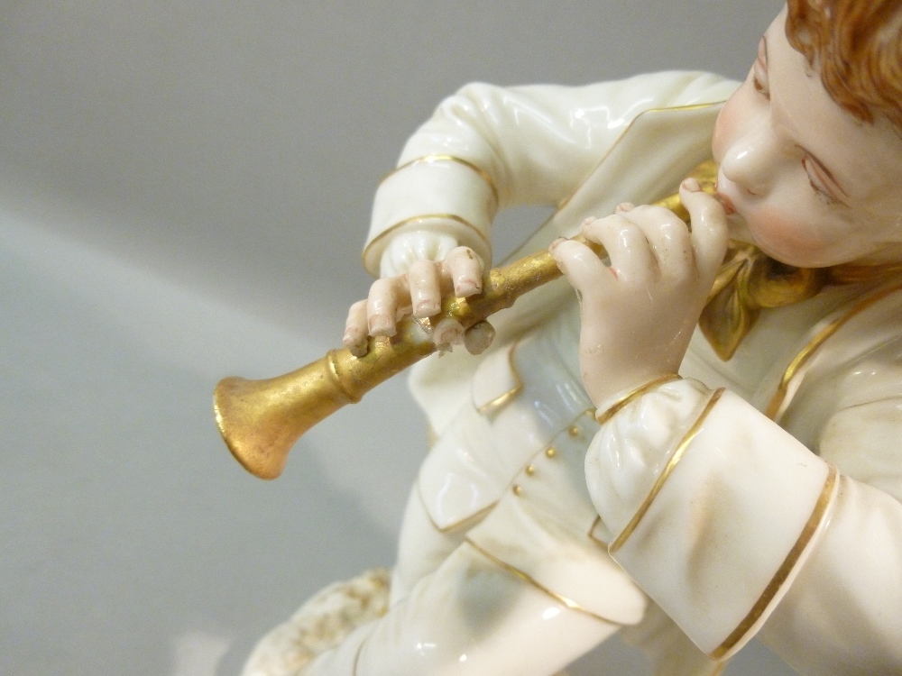 VICTORIAN HADLEY WORCESTER PORCELAIN FIGURE OF A YOUNG MAN PLAYING A FLUTE, STANDING AGAINST A - Bild 4 aus 5