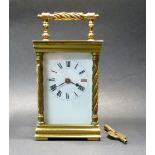 BRASS CARRIAGE TIMEPIECE WITH KEY, CASED (H: 14.5 cm)