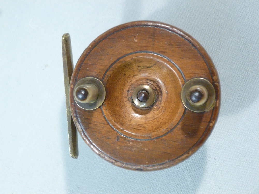 EARLY C20th MAHOGANY FLY FISHING REEL WITH BRASS FITTINGS AND BONE HANDLES (DIA: 6.5 cm) - Bild 4 aus 4