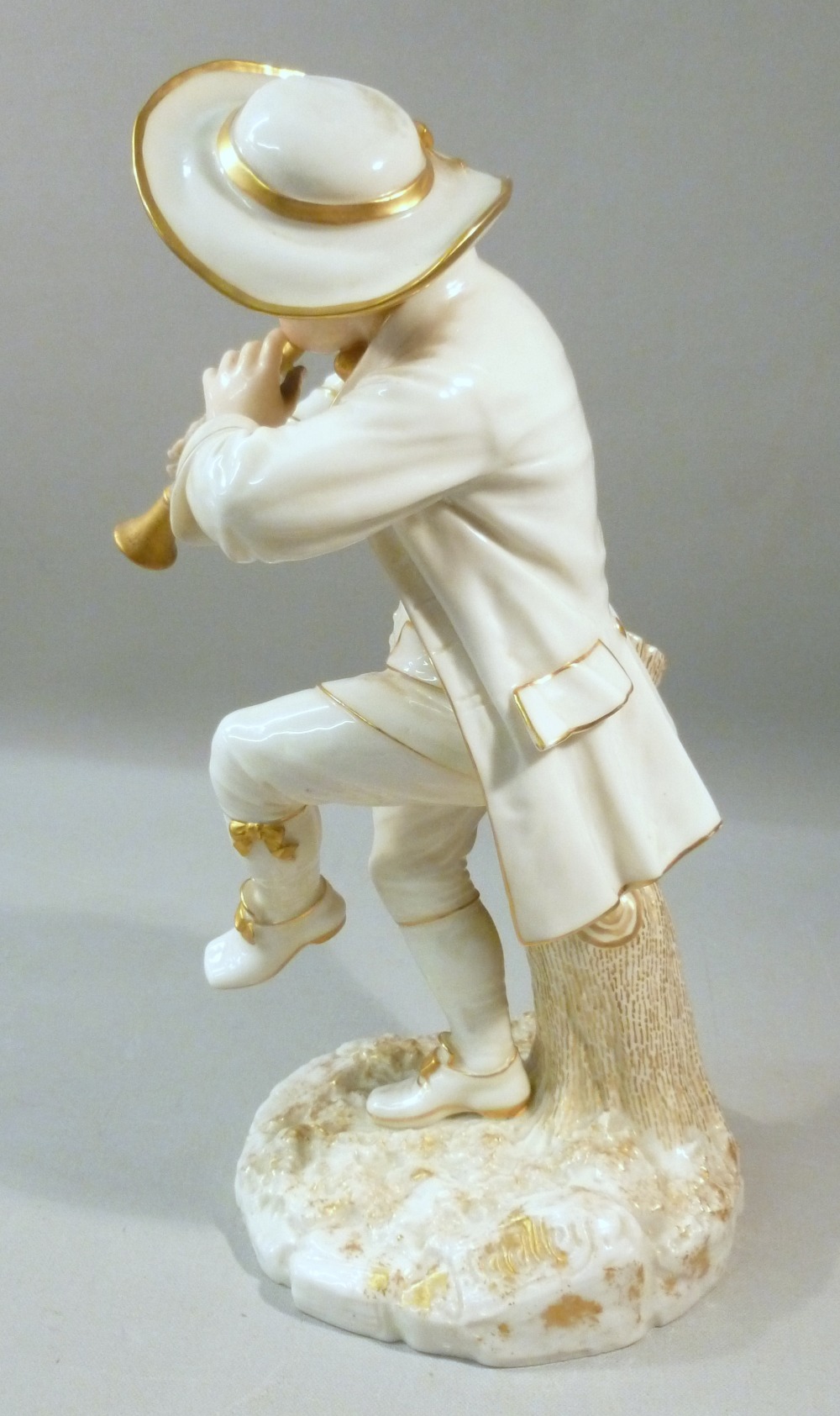 VICTORIAN HADLEY WORCESTER PORCELAIN FIGURE OF A YOUNG MAN PLAYING A FLUTE, STANDING AGAINST A - Bild 3 aus 5