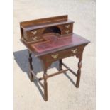 EDWARDIAN MAHOGANY FINISH WRITING TABLE WITH 4 DRAWERS ABOVE A LONG DRAWER, ON BALUSTER LEGS AND