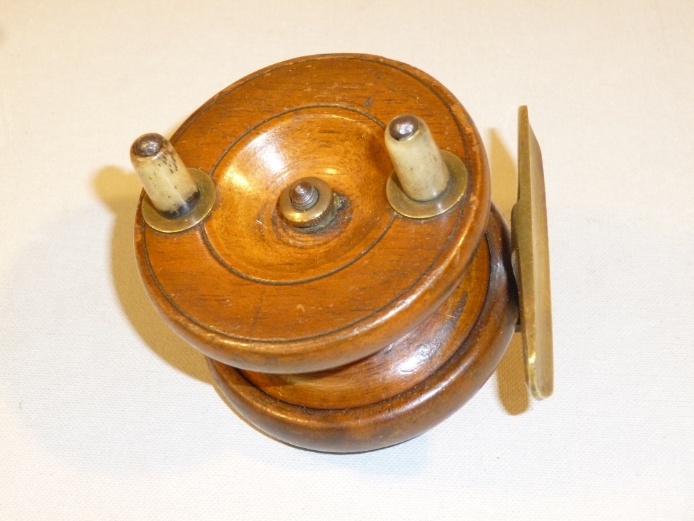 EARLY C20th MAHOGANY FLY FISHING REEL WITH BRASS FITTINGS AND BONE HANDLES (DIA: 6.5 cm)