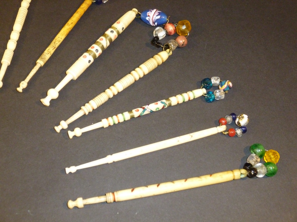 COLLECTION OF ASSORTED LACE BOBBINS INCLUDING 2 NAMED 'JOHN' MARKED IN DOMINO DOTS PLUS 13 OTHERS, - Bild 4 aus 4