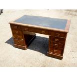 EDWARDIAN WALNUT FINISH PEDESTAL DESK WITH 9 DRAWERS, ON CASTORS (75.5 cm x 136 cm x 73 cm)