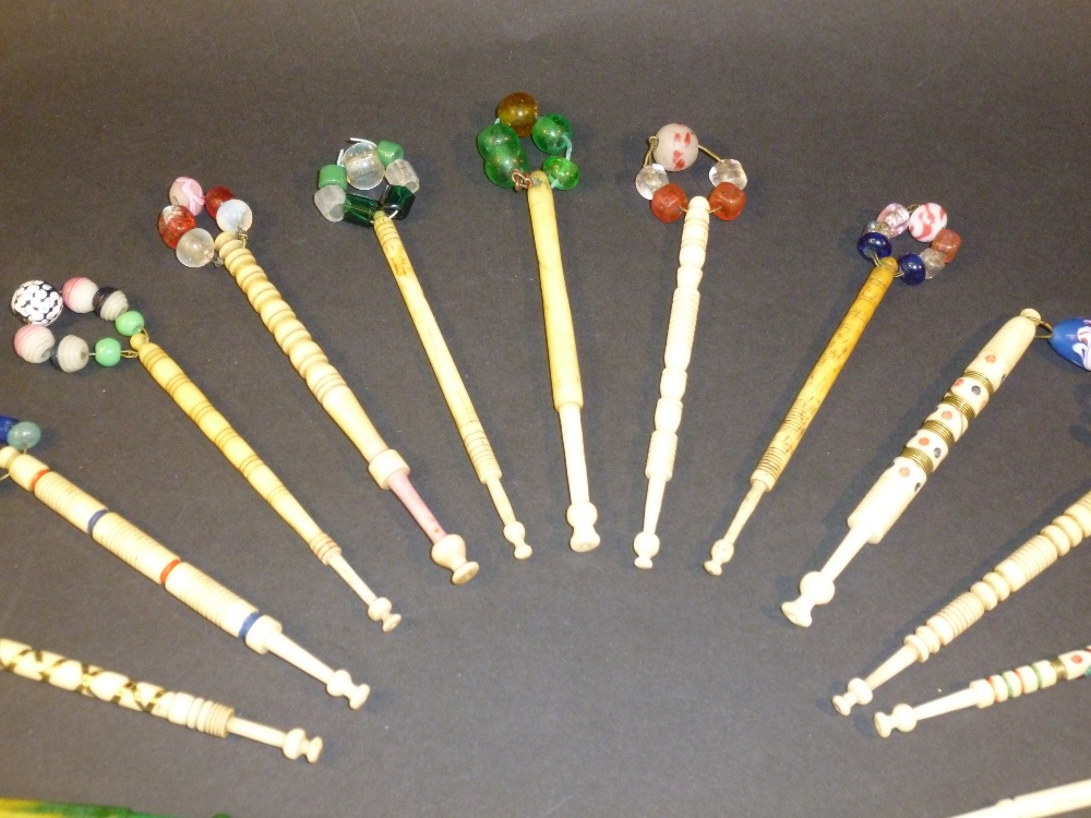 COLLECTION OF ASSORTED LACE BOBBINS INCLUDING 2 NAMED 'JOHN' MARKED IN DOMINO DOTS PLUS 13 OTHERS, - Bild 3 aus 4