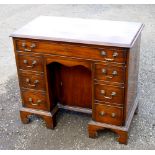 GEORGE II STYLE MAHOGANY KNEEHOLE DESK WITH 7 DRAWERS FLANKING A CENTRAL PANEL DOOR (74 cm x 86 cm x