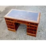 EDWARDIAN MAHOGANY PEDESTAL DESK WITH A MOULDED TOP AND 9 DRAWERS, ON A PLINTH BASE AND CASTORS (