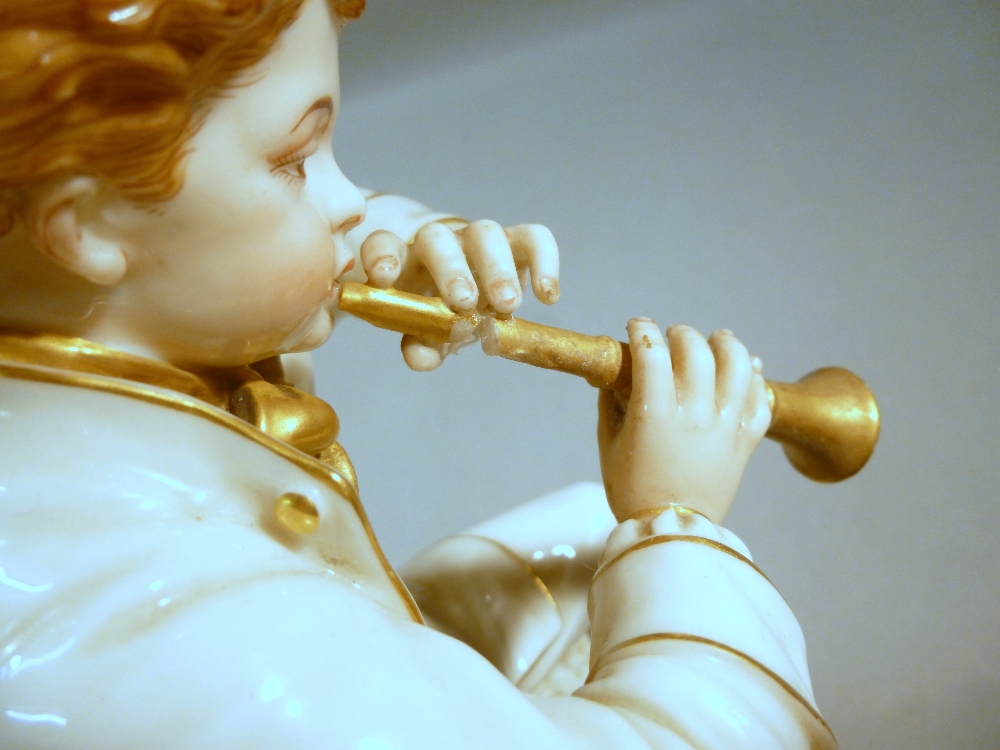 VICTORIAN HADLEY WORCESTER PORCELAIN FIGURE OF A YOUNG MAN PLAYING A FLUTE, STANDING AGAINST A - Bild 2 aus 5