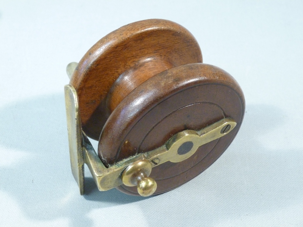 EARLY C20th MAHOGANY FLY FISHING REEL WITH BRASS FITTINGS AND BONE HANDLES (DIA: 6.5 cm) - Bild 2 aus 4