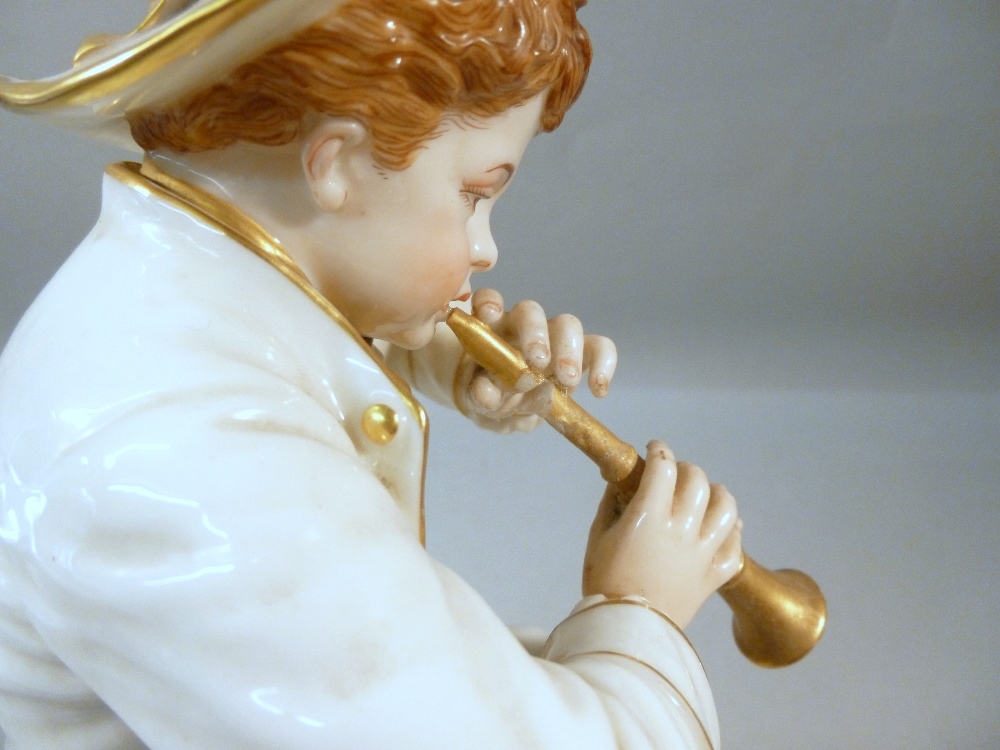 VICTORIAN HADLEY WORCESTER PORCELAIN FIGURE OF A YOUNG MAN PLAYING A FLUTE, STANDING AGAINST A - Bild 5 aus 5