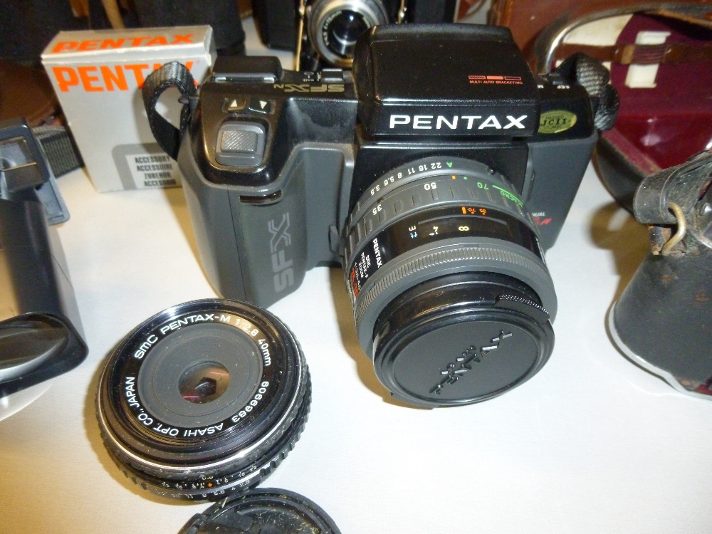 PENTAX SFXN CAMERA BODY WITH CARRYING CASE , A SMC PENTAX-F ZOOM 1:3.5-4.5. 35-70 mm LENS, A SMC - Bild 3 aus 5